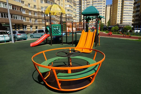 Moscú Septiembre 2017 Pequeño Carrusel Infantil Patio Recreo — Foto de Stock