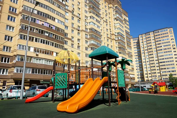 Mosca Settembre 2017 Scivolo Sul Parco Giochi Nel Cortile Condominio — Foto Stock