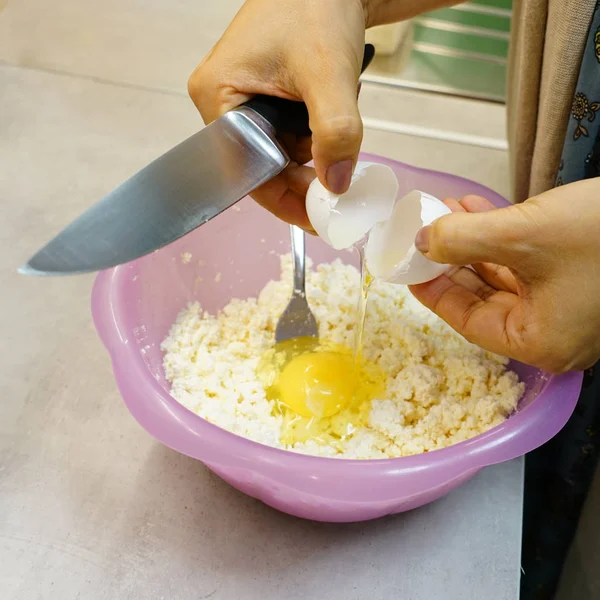 Разбивание Сырого Яйца Время Приготовления Пищи — стоковое фото