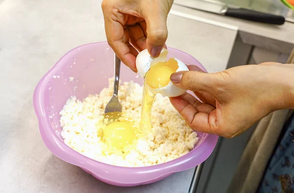 Cracking Raw Egg Cooking — Stock Photo, Image