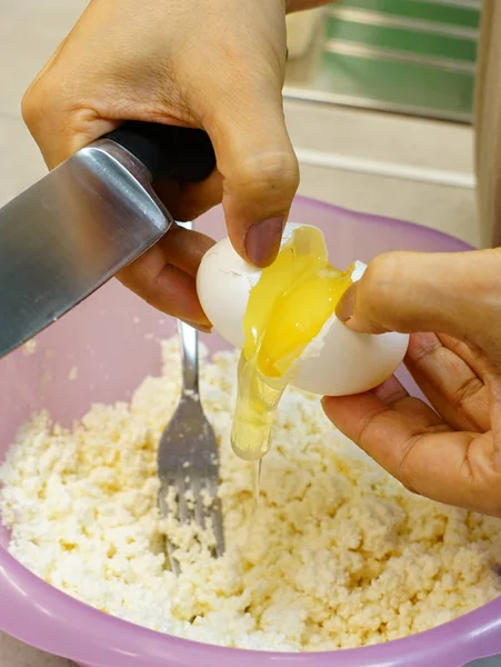 Разбивание Сырого Яйца Время Приготовления Пищи — стоковое фото