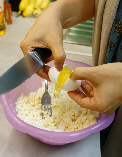 Cracking Raw Egg Cooking — Stock Photo, Image