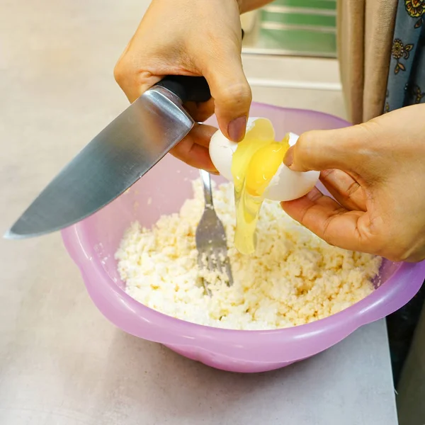 Cracking Raw Egg Cooking — Stock Photo, Image