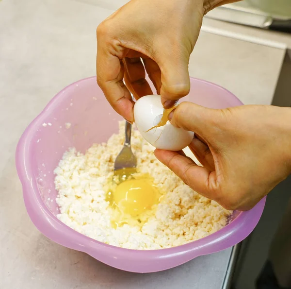 Cracking Raw Egg Cooking — Stock Photo, Image