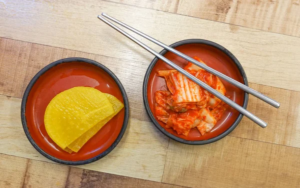 Kimchi Korea Dan Lobak Piring Tanah Liat Dan Sumpit Logam — Stok Foto
