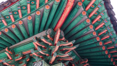 Seul - Nisan 2019: Eski bir Kore saray binasının çatısının bir parçası. Gyeonghuigung sarayı