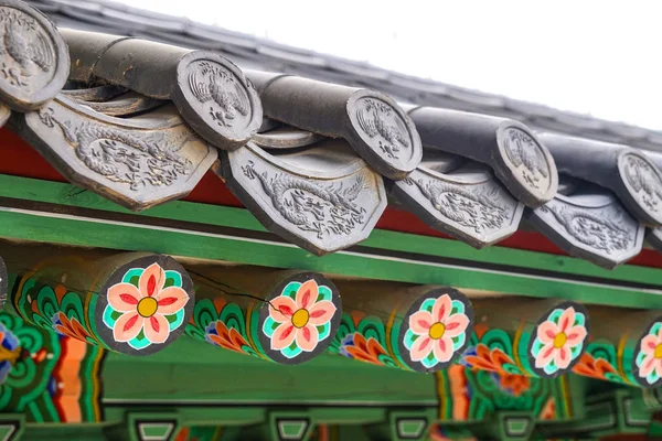 Seul - Nisan 2019: Eski bir Kore saray binasının çatısının bir parçası. Gyeonghuigung sarayı