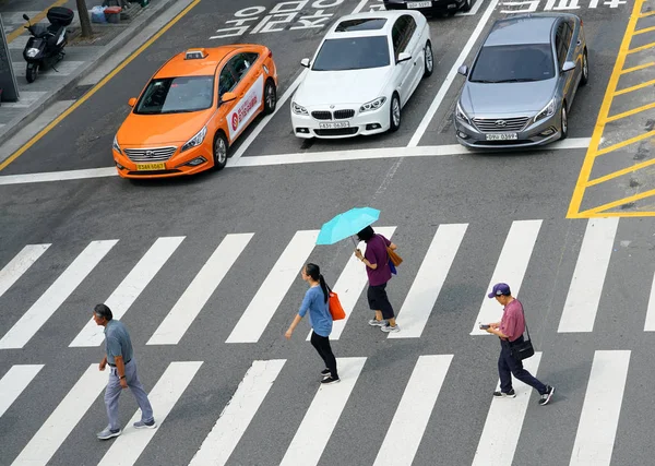 August 2019 Fußgängerüberweg Menschen Überqueren Die Straße — Stockfoto