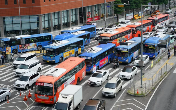 Seul Agosto 2019 Passagem Pedestre Tráfego Pesado Ônibus Estrada — Fotografia de Stock