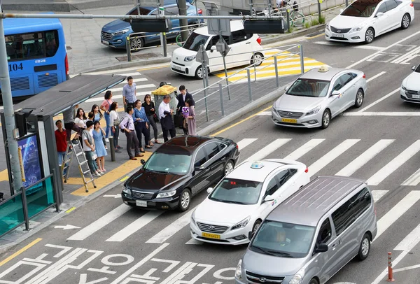 Сеул Август 2019 Пешеходный Переход Люди Ждут Зеленого Света Светофора — стоковое фото