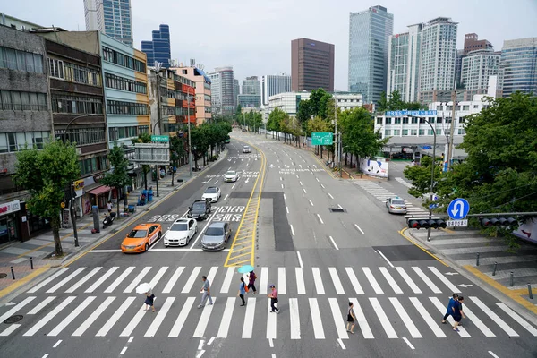 Seul Agosto 2019 Atravessamento Pedestres Pessoas Atravessam Estrada — Fotografia de Stock