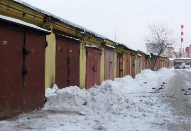 Moskova - Ocak 2018: Arabalar için eski garajlar. Şehrin sanayi bölgesi, kış sezonu.