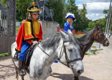 Moskova - Haziran 2015: At sırtında vintage kostümler giymiş kızlar. 19. yüzyılın başında takım elbise yeniden inşası.