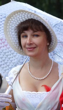 Moskova - Haziran 2015: Vintage kostümler giymiş bir kadının portresi. 19. yüzyılın başında takım elbise yeniden inşası.