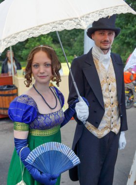 Moskova - Haziran 2015: Vintage kostümgiymiş kadın ve erkekler. 19. yüzyılın başında takım elbise yeniden inşası.