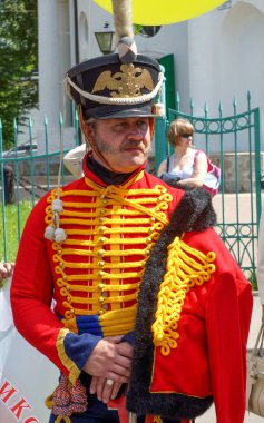 Moskova - Haziran 2015: Napolyon ile savaş sırasında bir asker şeklinde bir adamın portresi. 19. yüzyılın başında takım elbise yeniden inşası.