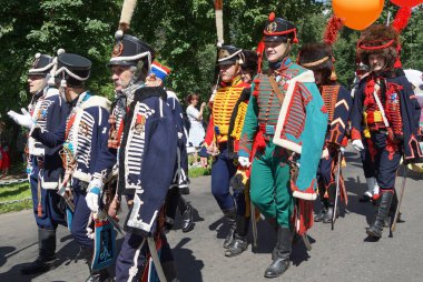 Moskova - Haziran 2015: Napolyon ile savaş zamanlarında asker şeklinde erkekler. 19. yüzyılın başında takım elbise yeniden inşası.