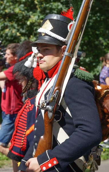 Moskova - Haziran 2015: Napolyon ile savaş sırasında bir asker şeklinde bir adamın portresi. 19. yüzyılın başında takım elbise yeniden inşası.