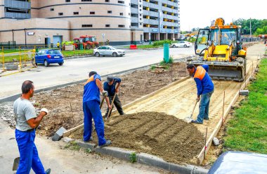 Moskova - Ağustos 2012: Üniformalı işçiler hafriyat işlerini yürütüyor. Yeni konut ların peyzajı.