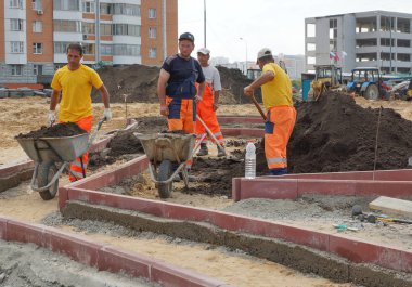 Moskova - Ağustos 2012: Üniformalı işçiler hafriyat işlerini yürütüyor. Yeni konut ların peyzajı.