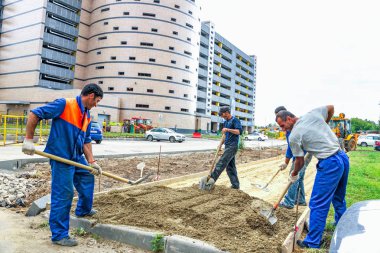 Moskova - Ağustos 2012: Üniformalı işçiler hafriyat işlerini yürütüyor. Yeni konut ların peyzajı.