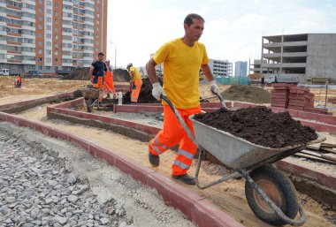 Moskova - Ağustos 2012: Üniformalı işçiler hafriyat işlerini yürütüyor. Yeni konut ların peyzajı.