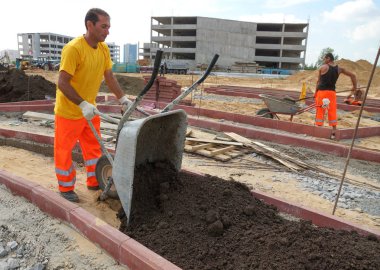 Moskova - Ağustos 2012: Üniformalı işçiler hafriyat işlerini yürütüyor. Yeni konut ların peyzajı.