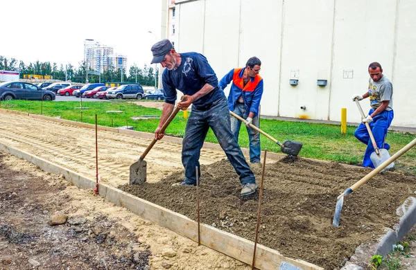 モスクワ 2012年8月 制服を着た労働者が土工を行っています 新しい住宅の造園 — ストック写真