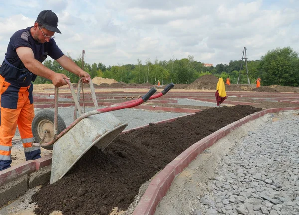 Moskwa Sierpień 2012 Pracownicy Mundurach Realizują Prace Ziemne Kształtowanie Krajobrazu — Zdjęcie stockowe