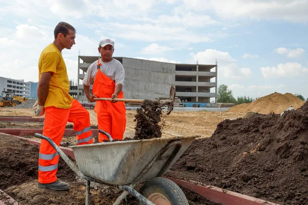 Moscou Agosto 2012 Trabalhadores Uniforme Estão Realizando Trabalhos Terraplenagem Paisagismo — Fotografia de Stock