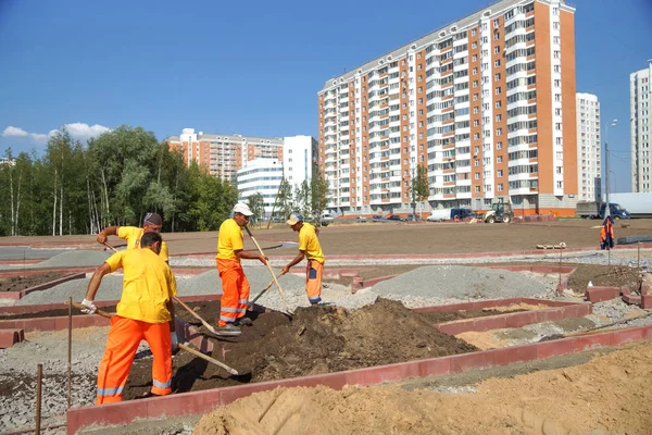 Moskva August 2012 Uniformerte Arbeidere Utfører Jordarbeid Landskapsarkitektur Nye Boligbygg – stockfoto