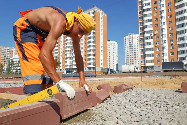 Moskva Augusti 2012 Arbetstagare Uniform Installerar Curbstone Landskapsarkitektur Nya Bostadshus — Stockfoto