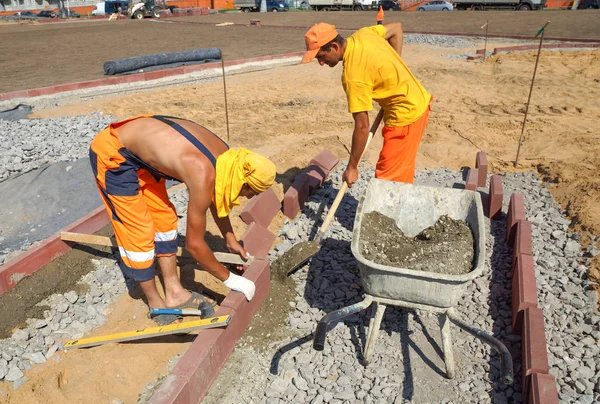 Moscou Août 2012 Des Ouvriers Uniforme Installent Une Bordure Trottoir — Photo