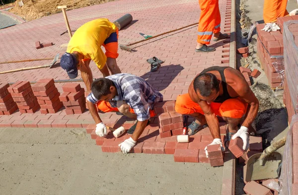 Moskva Augusti 2012 Arbetstagare Uniform Installerar Curbstone Landskapsarkitektur Nya Bostadshus — Stockfoto