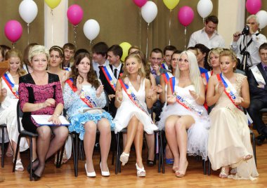 Moskova - Haziran 2012: Tatil kıyafetleri nden mezun olan bir grup kız. İlçe okulunda mezuniyet partisi.
