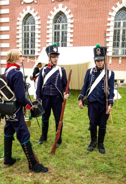 Moskova - Haziran 2015: Napolyon ile savaş zamanlarında asker şeklinde erkekler. 19. yüzyılın başında takım elbise yeniden inşası.