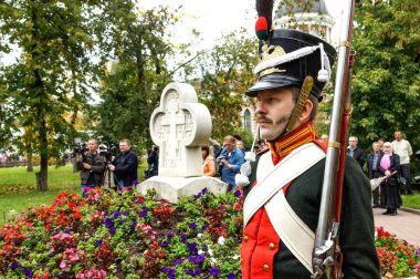 Moskova - Haziran 2015: Napolyon ile savaş sırasında bir asker şeklinde bir adamın portresi. 19. yüzyılın başında takım elbise yeniden inşası.
