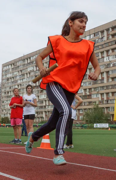 モスクワ 2012年9月 教室の小学生 ランニング スティックでレースを中継 モスクワの学校で体育の授業 — ストック写真