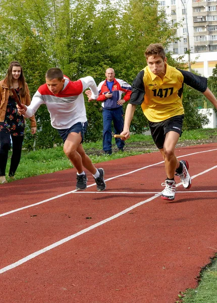 モスクワ 2012年9月 教室の小学生 ランニング スティックでレースを中継 モスクワの学校で体育の授業 — ストック写真