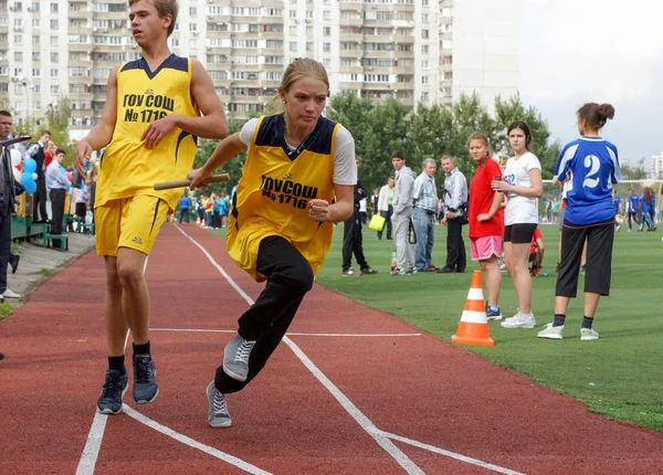 Москва Сентябрь 2012 Школьники Классе Бег Эстафета Палкой Урок Физкультуры — стоковое фото