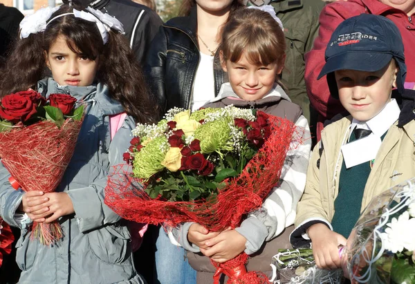 Moscú Septiembre 2012 Colegiales Con Flores Inicio Del Año Escolar —  Fotos de Stock