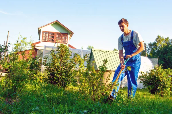 Homem Com Uma Relva Verde Pedaço Terra Uma Casa Verão — Fotografia de Stock