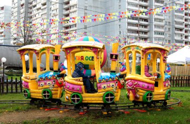 Moskova, Rusya - Eylül 2014: Şehir parkında çocuklar cazibe treni. Şehir Günü Kutlaması. Park. Şehir Günü Kutlaması.
