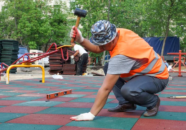Moscow Rússia Setembro 2014 Trabalhadores Cobrem Revestimento Borracha Parque Infantil — Fotografia de Stock
