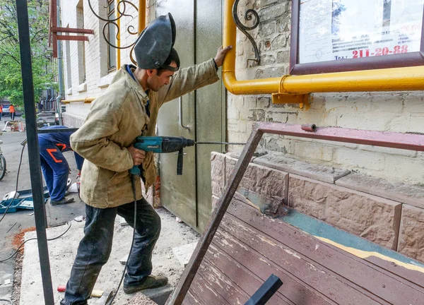 Moscow Russia September 2014 Worker Drills Wall Perforator Improvement City — Stock Photo, Image