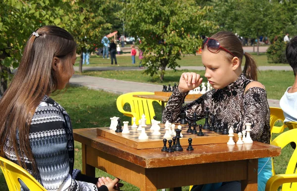Moskova, Rusya - Eylül 2014: Çocuklar satranç oynuyor. Moskova'da Şehir Günü kutlamaları.