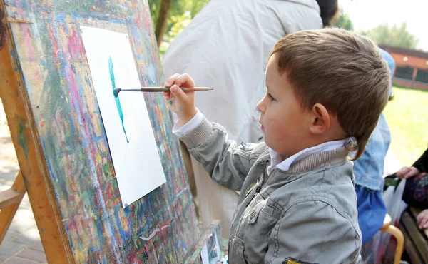 モスクワ ロシア 2014年9月 少年が紙の上に絵を描いています シティデーのお祝い — ストック写真