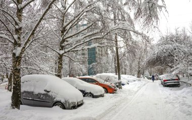 kar içinde park edilmiş arabalar