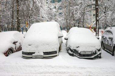 kar içinde park edilmiş arabalar