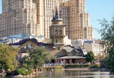  Eski yüksek katlı binanın görünümü